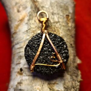 Amulet Mocy z Lawą Wulkaniczną